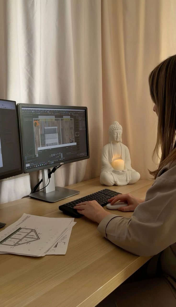 Ruhiges Porträt eines Designers, der in klarem Fokus arbeitet