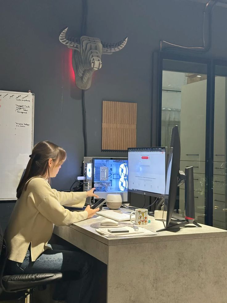 Minimalistische Schreibtischszene mit klarem Bildschirm